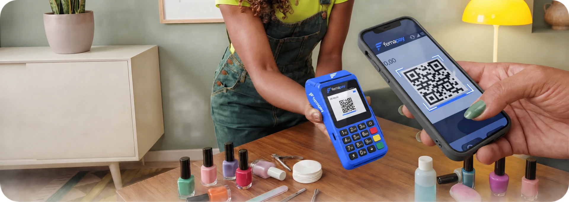 Pagamento com maquininha Fema Pay em mesa de manicure